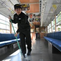 車両の清掃を行う松木さん
