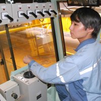 社会支える製品運搬　迫力の大工場で腕磨く　日本製鉄東日本製鉄所君津地区　三部　航（みつべ　こう）さん（１９）　＝君津市＝　【１０代の新成人　未来はどう成る！？】（５）