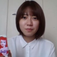 母からもらったラムネケースを手にオンライン取材に応じる