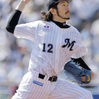 先発し７回３失点で３勝目を挙げた千葉ロッテ・石川＝ＺＯＺＯマリン（共同）
