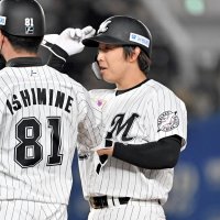 ５回千葉ロッテ１死二、三塁、２点勝ち越し打を放った菅野（右）＝ＺＯＺＯマリン
