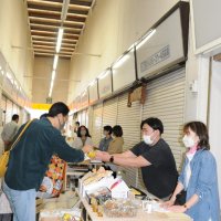 １０回目を迎えた「五井朝市」＝１５日、市原市の五井駅西口シンコープラザ

