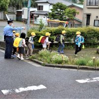 １年生に安全徹底　船橋東署員ら下校見守る