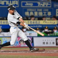 ６回千葉ロッテ１死、荻野が遊撃への内野安打を放つ
