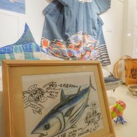 勝浦のギョギョッ！　漁業の歴史紹介　市郷土資料室が特別展　８月３１日まで　大漁祝う晴れ着、さかなクンのイラストも
