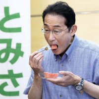 首相、富里スイカに「ピカイチおいしい」　五十嵐市長らと面会