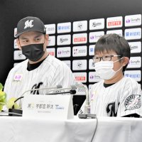 井口資仁監督（左）に見守られながら入団会見を行った宇都宮幹汰君