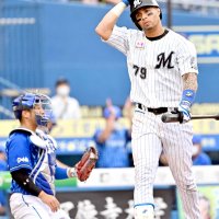 ９回千葉ロッテ２死満塁、空振り三振に倒れ悔しがる千葉ロッテのマーティン。捕手嶺井
