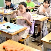 「船橋にんじん」味わって　メニュー多彩、児童笑顔　市、ＪＡ給食用に配布