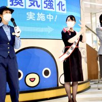 航空スタッフに護身術　成田署、観覧者と実演も