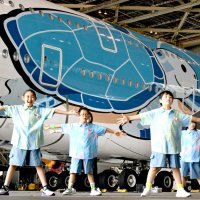 「ウミガメ」前で楽しくダンス！　成田空港　航空機格納庫で児童２７人