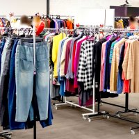 サンプル品としての役目を終えた数百点の衣類が並んだ（同社提供）