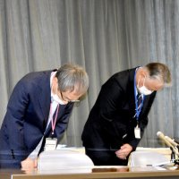 記者会見で謝罪する千葉市病院局の寺井勝病院事業管理者（左）と同市立海浜病院の吉岡茂院長＝２９日午後、同市役所
