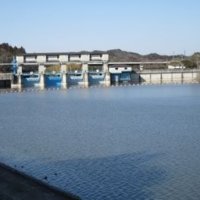 照明灯倒れ、乗用車が衝突　高滝ダム通路、支柱が老朽化か　運転手けがなし
