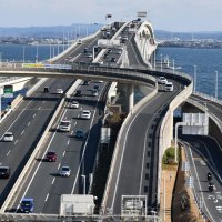 アクアラインでごみ収集車横転　運転の女性死亡　上り５時間通行止め