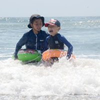 波打ち際で遊ぶ子どもら＝１日、九十九里町の片貝海水浴場