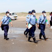 密漁からハマグリ守れ　横芝光・屋形海岸　山武署、海保、漁協が合同巡回