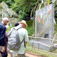 千葉空襲忘れない　七夕、祈念碑に黙とう　本町小児童「平和」短冊に　亥鼻公園で市民団体