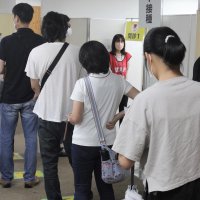 ワクチン３回目急ぐ　連休初日、接種会場に行列　新型コロナ