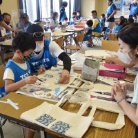 親子がエコバッグ作り　館山、ウミホタル発光実験も