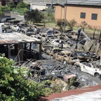 【速報】車１０台以上が炎上、２人搬送　柏市で火災