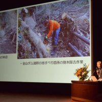 県内登山道の復旧作業を説明する岩崎会長
