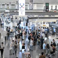 多くの出国客でにぎわった成田空港の国際線出発ロビー＝１１日午後２時４０分ごろ