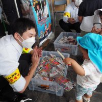 「その電話ほんとに家族？」　お盆の家族連れに防犯啓発　袖ケ浦市など　警察官志望の学生３人も