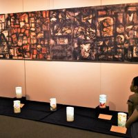 子どもたちが作った灯籠と一緒に展示された第１２部「とうろう流し」。灯籠を流す少女と原爆による死者を重ねた作品となっている
