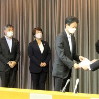 日本製鉄東日本製鉄所の谷所長（右）に文書を手渡す熊谷知事（右から２人目）と、同席した（中央から順に）石井君津市長、渡辺木更津市長、高橋富津市長＝２５日、県庁