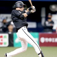 １回千葉ロッテ１死、高部が右越えに先制本塁打を放つ（共同）