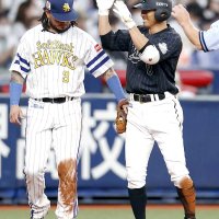 粘って鷹狩り、逆転で連勝　荻野、勝負強さ発揮　千葉ロッテ