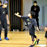 少女が野球に挑戦！！　王貞治さん川崎宗則さん講師　成田で教室