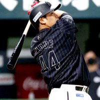 ４連勝じわり接近　首位と５ゲーム差　井上３打点、美馬先輩援護　千葉ロッテ