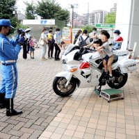 交通安全呼びかけ　我孫子署がイベント