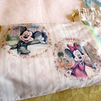東京ディズニーランドホテル前のミッキー（左）とロビー内のミニー（右）のイラスト入り枕カバー