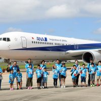 対戦相手となった航空機と記念撮影する親子
