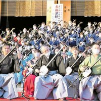 圧巻！１３０人が三味線大演奏　成田山新勝寺で３年ぶり「弦まつり」　参道には外国人旅行客の姿も