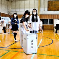 「開催したい学年行事」を争点に、本物の記載台や投票箱を使って１票を投じる宮本小の児童たち＝１１日、船橋市