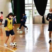 東庄中オリンピック教室　目標持つ大切さ説く　元サッカー選手・松原さん指導
