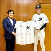 千葉ロッテ・朗希、松川選手サイン入りユニ　千葉市各区役所で順次公開