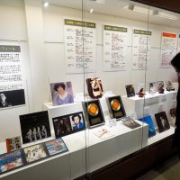 数々のヒット曲世に　♪およげ！たいやきくん　♪ホテル三日月　♪暑中お見舞い申し上げます　佐瀬寿一さん功績紹介　出身地勝浦で企画展