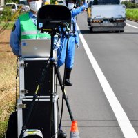 速度違反に可搬式オービス　“神出鬼没”で摘発効果　１０台運用　前年同期比１４９４件増　千葉県警