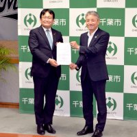 事業計画認定書の交付を受ける「Ｐｅａｃｅ　Ｄｅｌｉ」の石橋社長（右）＝１３日、千葉市役所