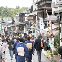 成田弦まつりの開催中の成田山参道は観光客であふれ、外国人の姿も目立った