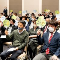 来場者全員が審査員となり、うちわを挙げてプレゼンを評価した

