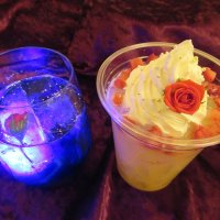 バラを添えた「美女と野獣」ドリンク。微炭酸の「エンチャンテッド・ダンス」（右）と、紅茶がベースの「エンチャンテッド・ローズ」＝浦安市
