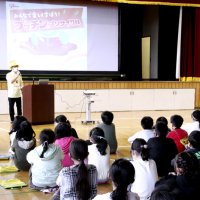 リサイクルの授業を受ける児童たち（共同）