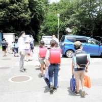 下校する小学生たち。子どもの安全をどう守るか、さまざまな意見が出ている（写真は記事と関係ありません）