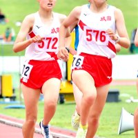 女子成田の鈴木優菜（右）と横沢奈夏（左）＝５月１５日、県総合ＳＣ
